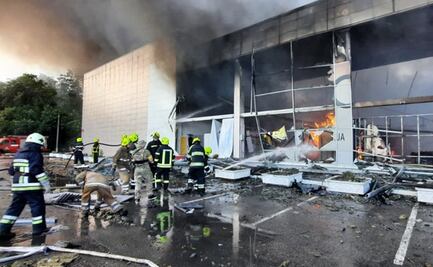 Reportan al menos 10 muertos y 40 heridos tras ataque con cohetes a centro comercial en Ucrania