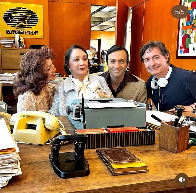 La "aparición" de Lucía Méndez en la serie "Chespirito: sin querer queriendo" junto a María Antonieta de las Nieves.