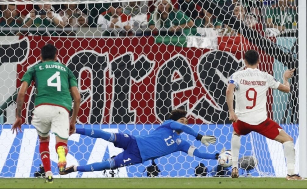 Así fue el penalti que Memo Ochoa le atajó a Lewandowski en el México vs Polonia