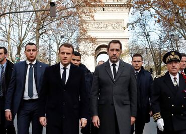 Macron visita el Arco del Triunfo para revisar daños tras disturbios en París