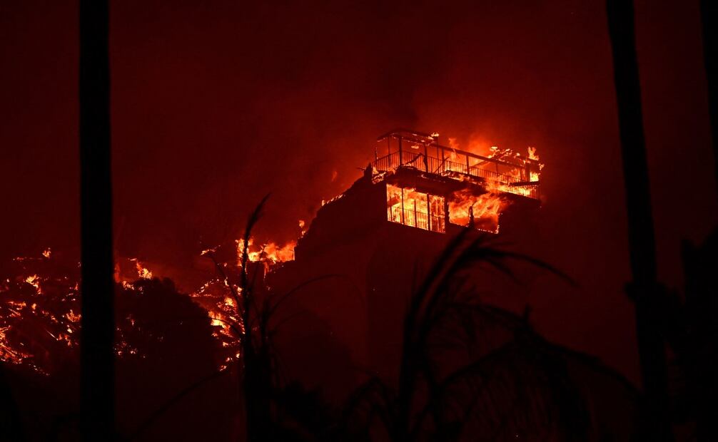 Estructuras a lo largo de la costa del Pacífico sufren graves daños tras el incendio de Palisades en Malibú. (09/01/25) Foto: AFP