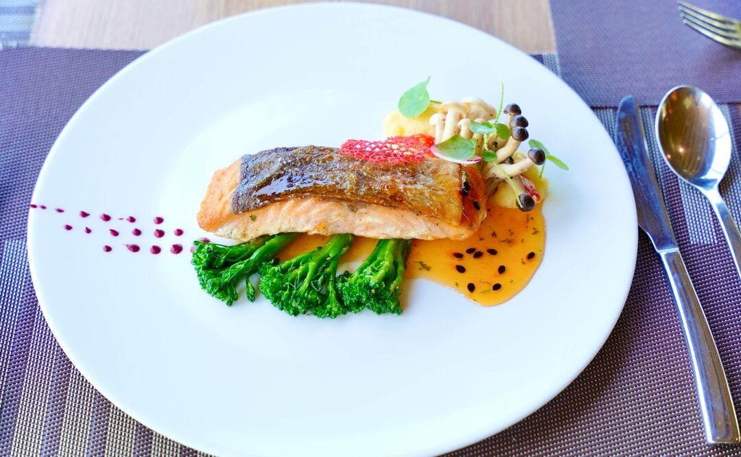 Receta de pescado con puré de camote y hongos. Foto de referencia: iStock