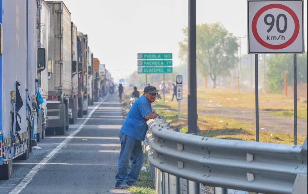 Largas filas de camiones se observan en el Circuito Exterior Mexiquense después de que por la madrugada un tráiler con pollos se volcó a la altura del entronque con la autopista Lechería-Texcoco, el 2 de mayo de 2025. Foto: Axel Sánchez/ EL UNIVERSAL