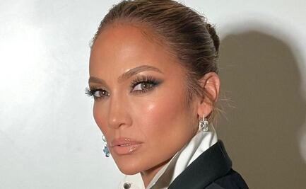 Jennifer Lopez causa furor en redes con minivestido animal print