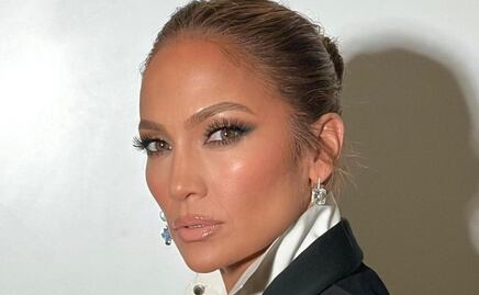 Jennifer Lopez causa furor en redes con minivestido animal print