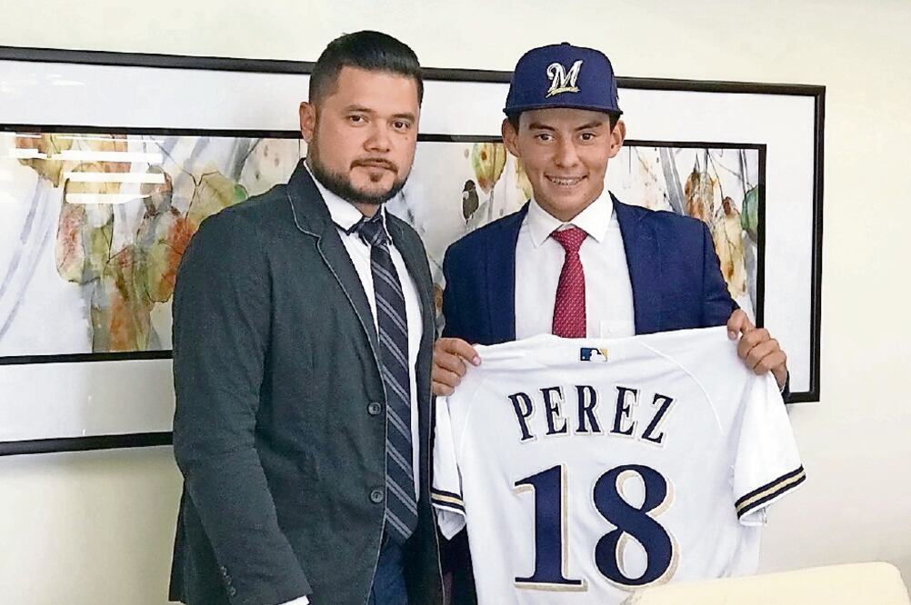 El pitcher derecho Mario Pérez es el primer pelotero de este país que firma en el actual periodo con un equipo de Grandes Ligas (ESPECIAL)