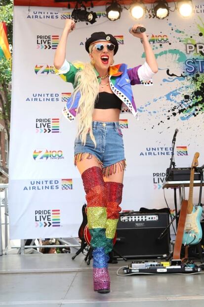 Lady Gaga impacta con look de arcoíris para aniversario de Stonewall