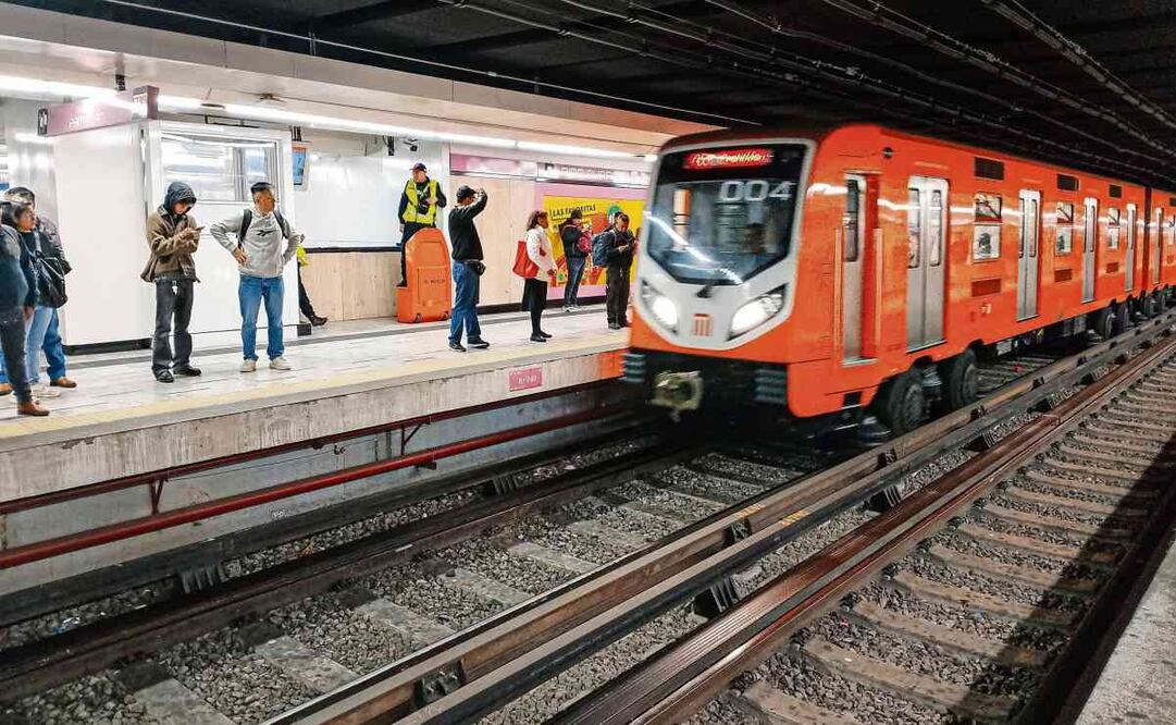 Cae paraguas a vías de Línea 1 del Metro y provoca cortocircuito. Foto: Gabriel Pano / EL UNIVERSAL