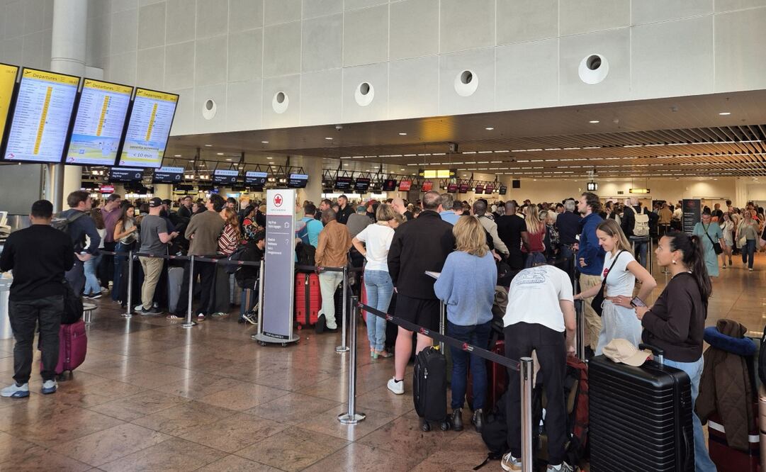 Los pasajeros esperan mientras hacen cola en el área de facturación del aeropuerto de Bruselas el 20 de septiembre de 2025, después de que el sistema del aeropuerto fuera atacado por un "ciberataque" durante la noche del 19 de septiembre. Foto: AFP/Archivo