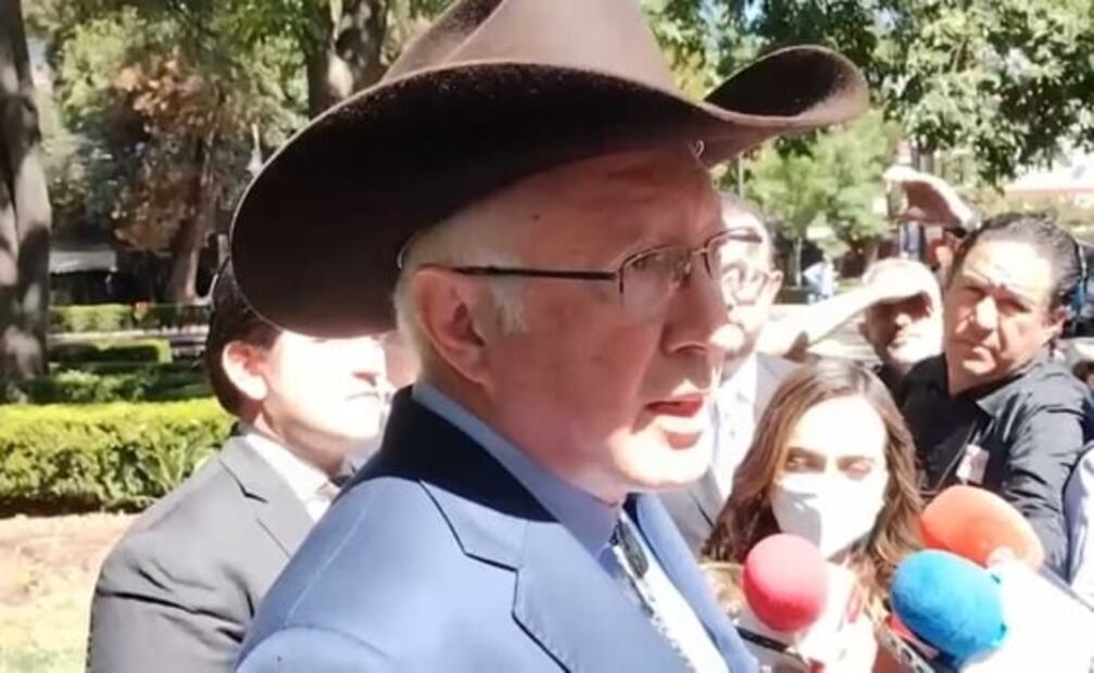 Ken Salazar "bautiza" como Benito Juárez una habitación de su residencia en la embajada de EU en México 