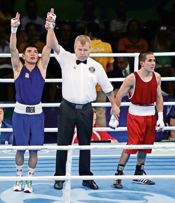 Primera victoria de Velázquez (izq.) al vencer por decisión unánime (IVAN STEPHENS. EL UNIVERSAL)