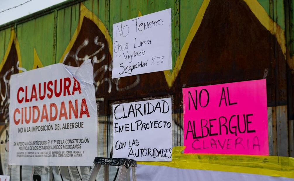 Carteles de los vecinos de Azcapotzalco contra el albergue para migrantes en la zona (21/03/2025). Foto: Hugo Salvador / EL UNIVERSAL