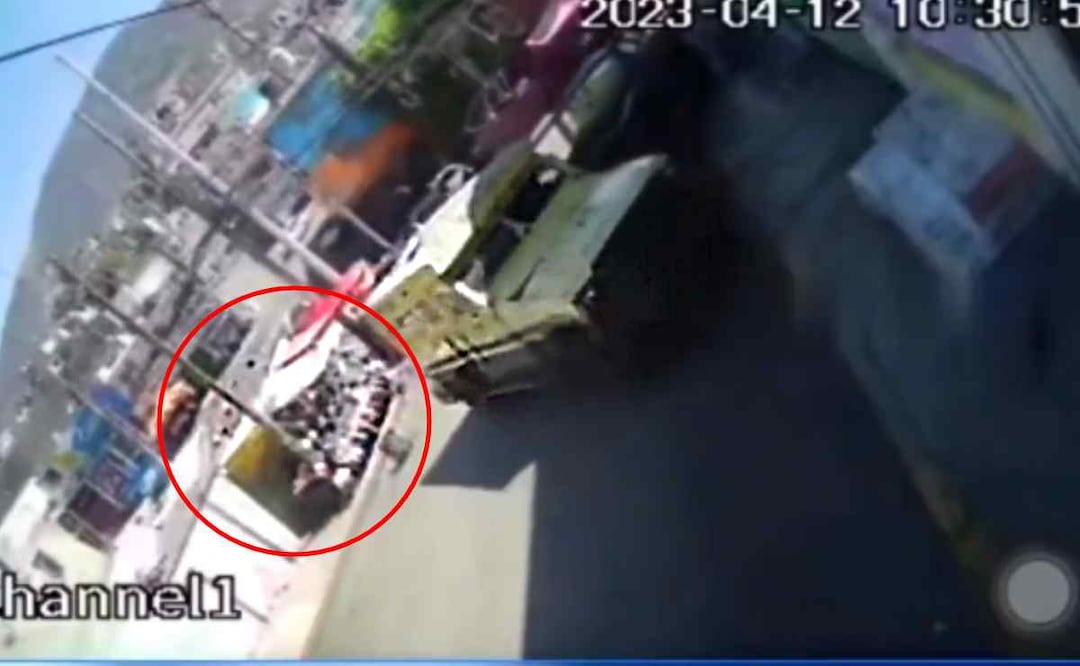 Momento justo en que un conductor de una camioneta de valores avanzó en reversa y perdió el control de su unidad y aplastó un puesto donde dejó prensado a vendedor. Foto: Captura de pantalla