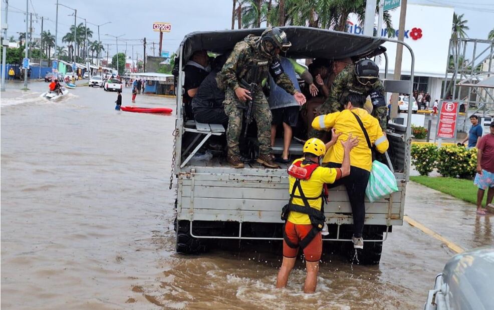 Marina rescata a casi mil 300 personas por inundaciones en Acapulco, tras paso de “John” en Guerrero. Foto: especial