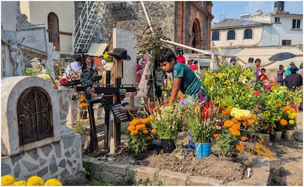Familias visitan el panteón de Santa Úrsula Coapa en Día de Muertos; crónica de un reencuentro con sus seres queridos 