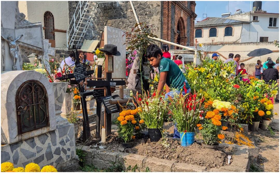 Decenas de personas llegaron a celebrar el Día de Muertos en el panteón de Santa Úrsula Coapa, CDMX. Foto: Jorge Alejandro Medellín / EL UNVIERSAL