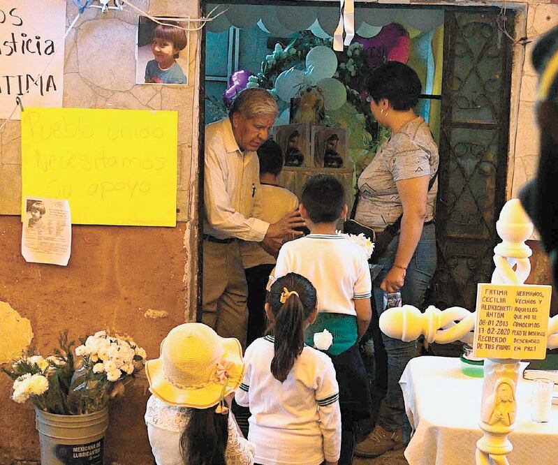 Compañeros de la escuela acudieron a despedir a Fátima, quien estaba perfectamente peinada con una diadema azul. Acariciaban el cristal que los separaba de ella y entre lágrimas le decían adiós. FOTOS: ARMANDO MARTÍNEZ. EL UNIVERSAL