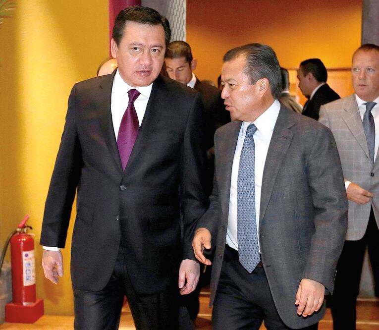 El secretario de Gobernación, Miguel Ángel Osorio Chong, y el coordinador del PRI en San Lázaro, César Camacho, durante una reunión que sostuvo el funcionario federal con líderes parlamentarios de la Cámara de Diputados (PRI)