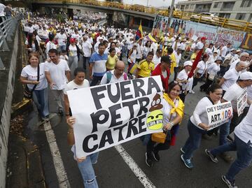Miles protestan en Colombia contra el gobierno del presidente Gustavo Petro