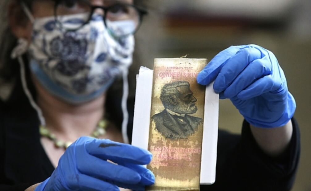 Hallan libros, municiones y dinero en cápsula del tiempo enterrada hace 130 años en EU