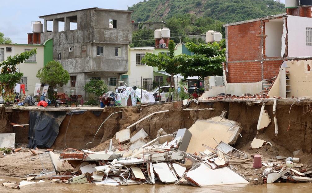 A causa de las lluvias provocadas por el huracán John se desbordó el canal San Agustín ocasionando que habitantes de las colonias San Agustín, Casas Palenque y Los Órganos perdieran sus hogares en Acapulco, Guerrero. Foto: Valente Rosas/EL UNIVERSAL