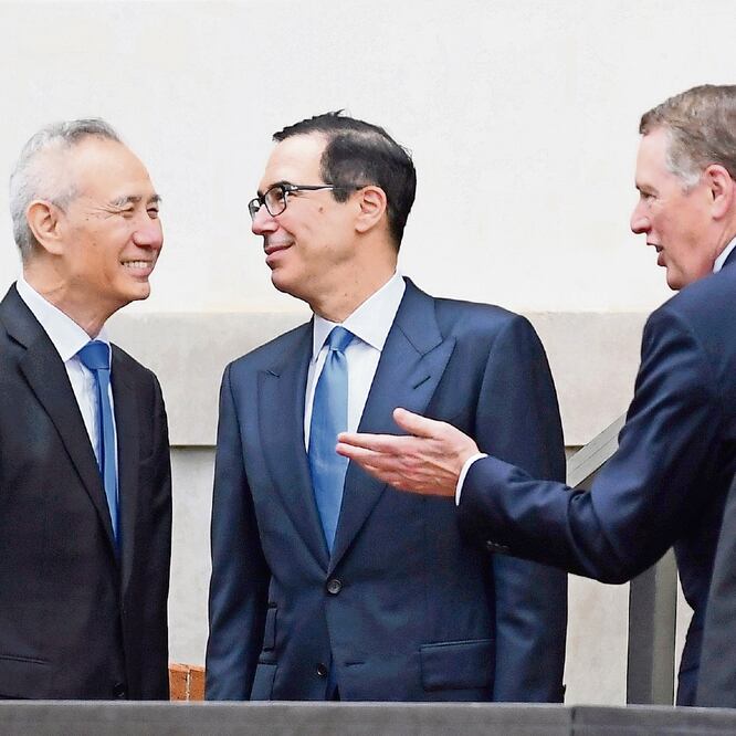 Liu He, viceprimer ministro chino; Steven Mnuchin, secretario del Tesoro estadounidense, y Robert Lighthizer, representante comercial de EU, ayer. LEAH MILLIS. REUTERS