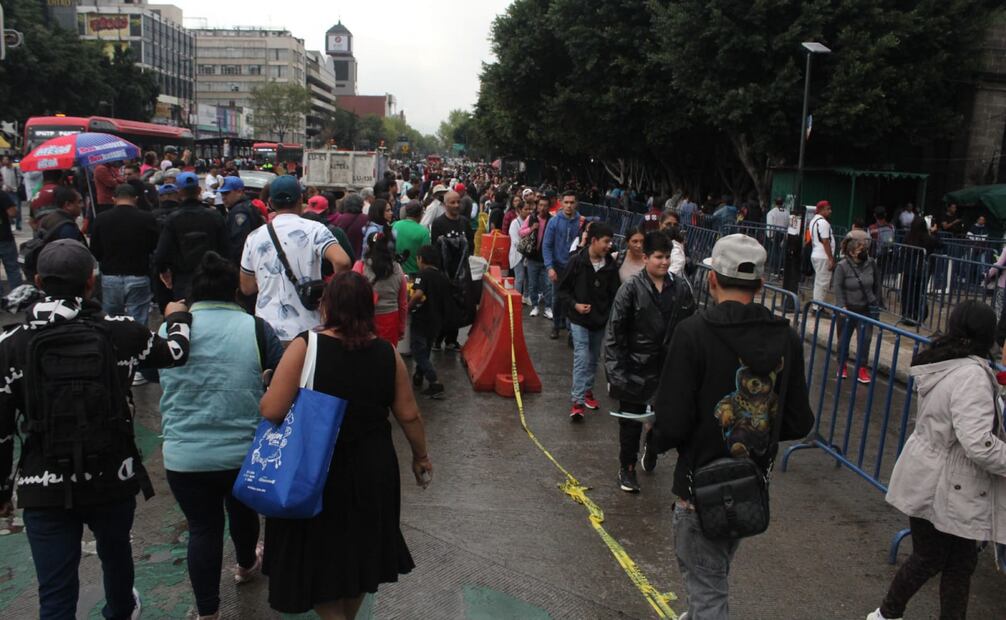 A pesar de la lluvia, los creyentes permanecieron esperando la oportunidad para ingresar al recinto. Fotos: Francisco Rodríguez / EL UNIVERSAL
