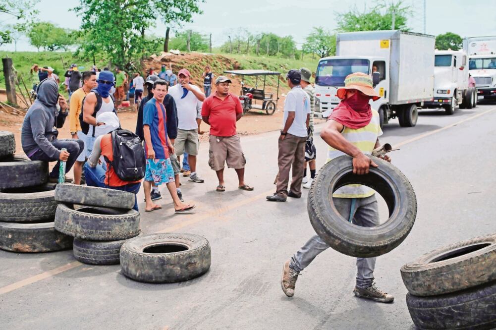 Manifestantes con los rostros tapados bloquearon una carretera en Nagarote, como parte de las protestas en contra del régimen de Daniel Ortega. Foto: AFP
