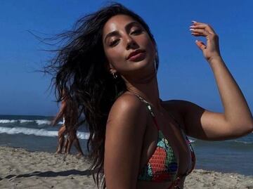 María Chacón muestra con orgullo sus estrías en bikini multicolor
