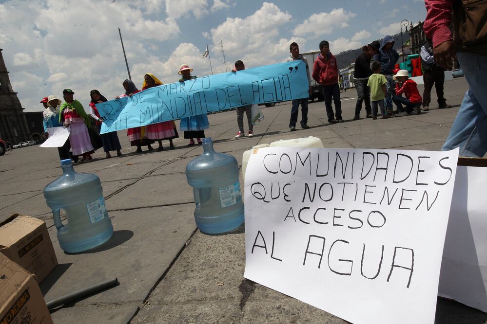 Un grupo representativo se manifestó frente a la Cámara de Diputados estatal y el Palacio de Gobierno mexiquense, en la Plaza de los Mártires (Foto: JORGE ALVARADO / EL UNIVERSAL)