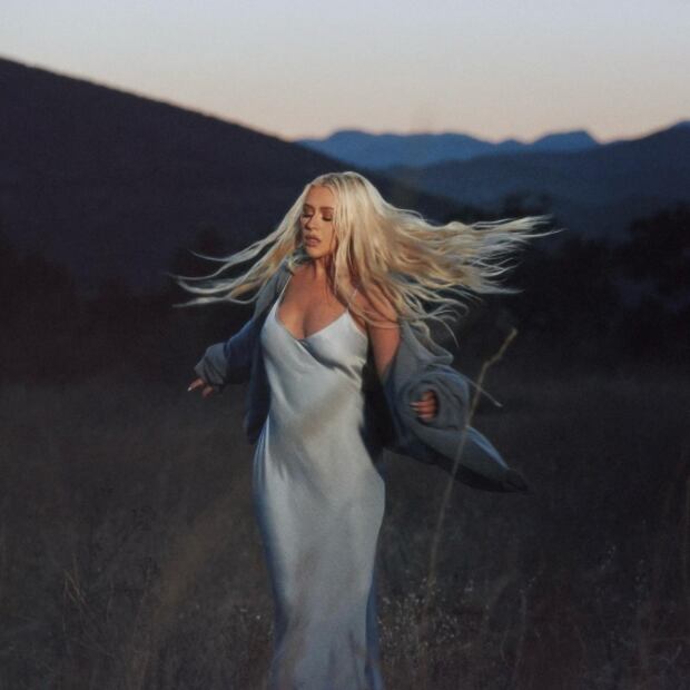 La triste historia detrás de la canción de Christina Aguilera “No es que te extrañe”