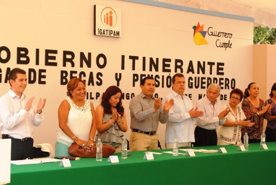 Fotografía del 16 de mayo de 2011. El primero de izquierda a derecha es Alejandro Arcos, entonces titular del Instituto Guerrerense para la Atención Integral de las Personas Adultas Mayores. En ese orden, el número cinco es el entonces gobernador de Guerrero, Ángel Aguirre Rivero. Se hallan en un acto de entrega de becas a estudiantes y del apoyo de Pensión Guerrero para los adultos mayores. (Foto: Anwar Delgado / Archivo El Universal).