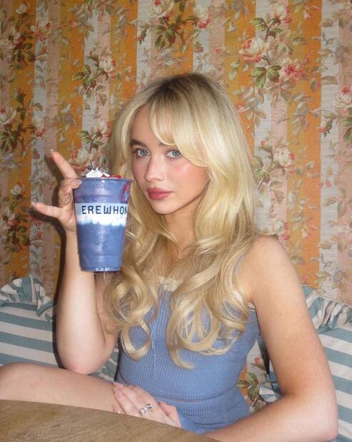 Fleco Bardot de Sabrina Carpenter. Foto: Instagram @sabrinacarpenter