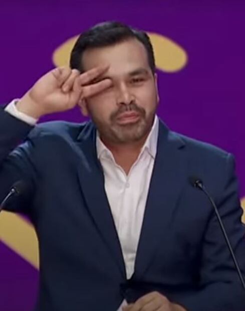 Jorge Álvarez Máynez sorprendió al público al presentarse en Lengua de Señas Mexicana.
Foto: Captura de pantalla