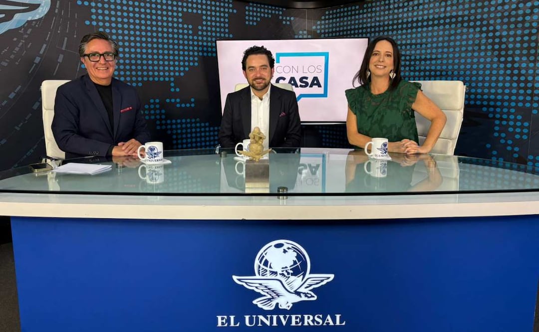 Periodista Claudio Ochoa (centro) en Con los de Casa, junto al Director General Editorial de EL UNIVERSAL, David Aponte y la columnista Maite Azuela (20/08/2025). Foto: Paola Reyes/EL UNIVERSAL