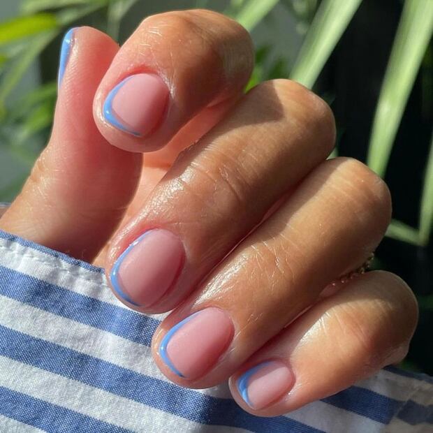 Líneas clásicas o diseños vanguardistas en la manicura francesa. Foto: Instagram @polishnailstudiomx