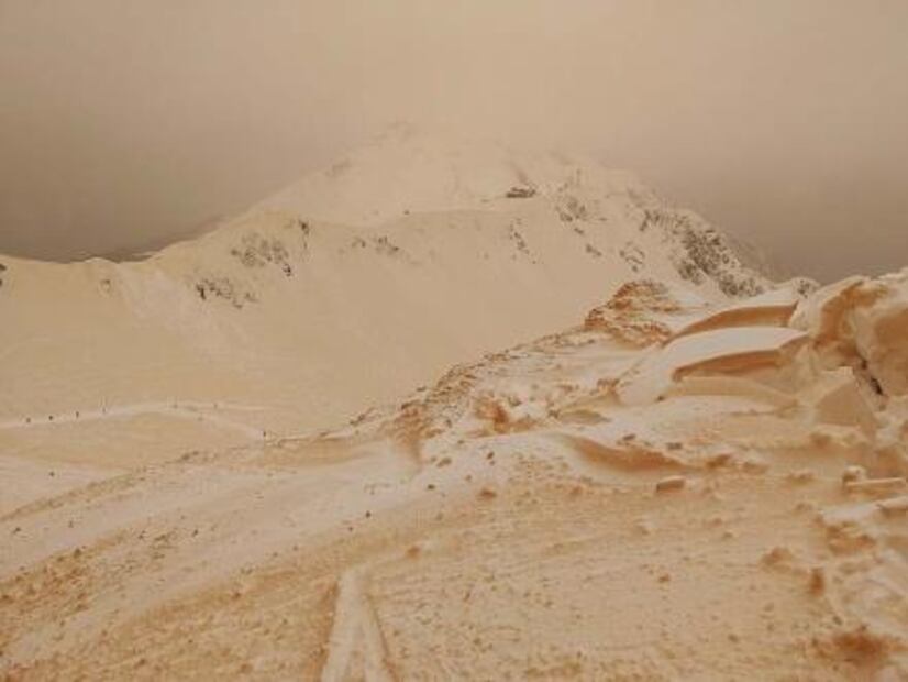 Cae nieve anaranjada en Europa oriental