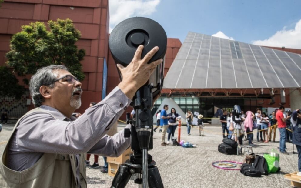 Retinopatía solar. Este es el riesgo de observar un eclipse de Sol a simple vista