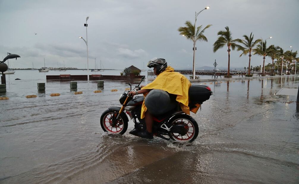 El paso del huracán Lorena por La Paz, Baja California Sur, provocó lluvias torrenciales causando afectaciones; continúa su desplazamiento por el Pacífico mexicano, el 3 de septiembre de 2025. Foto: Cuartoscuro.com