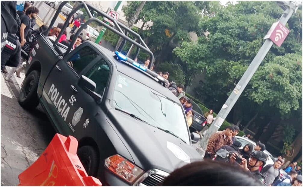 Alumnos de la ENAH desaloja escuela por presunta amenaza de bomba. Foto: @ricardo70724212