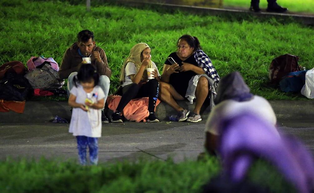 Una familia hondureña come antes de salir en una caravana de migrantes este lunes, en San Pedro Sula (Honduras) con rumbo a la frontera de Guatemala. Foto: EFE/Archivo
