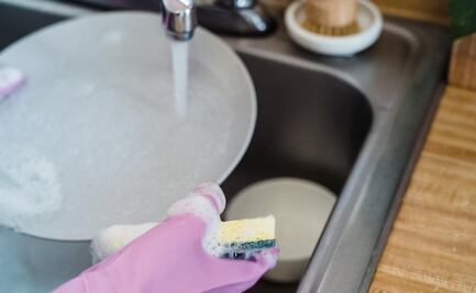 Por qué no debes lavar los trastes con esponjas