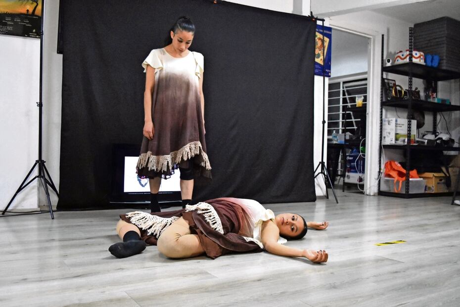 Las bailarinas Yansi Martínez y Zoe Medina complementan el montaje. FOTOS: GABRIEL MORALES. VERBO Y SEÑA Y EDUARDO CASTAÑEDA. EL UNIVERSAL