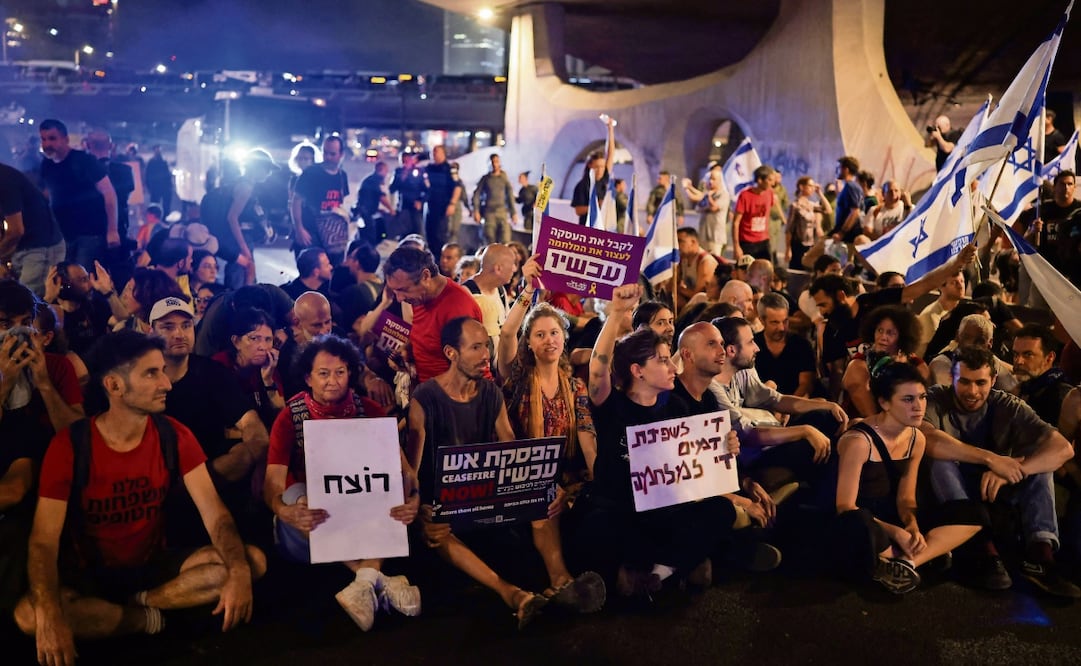 Manifestantes bloquean la autopista Ayalon, durante una protesta para exigir al gobierno de Netanyahu un cese el fuego con Hamas. Foto: Oren Ziv / AFP