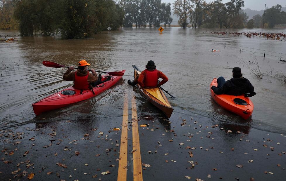 En el condado Humboldt, California, la policía suspendió las órdenes de evacuación y sólo emitió alertas para las personas que habitan cerca del río Eel, luego de que los meteorólogos dijeron que en la vía fluvial habría inundaciones moderadas, pero no de gran magnitud. Foto: AFP