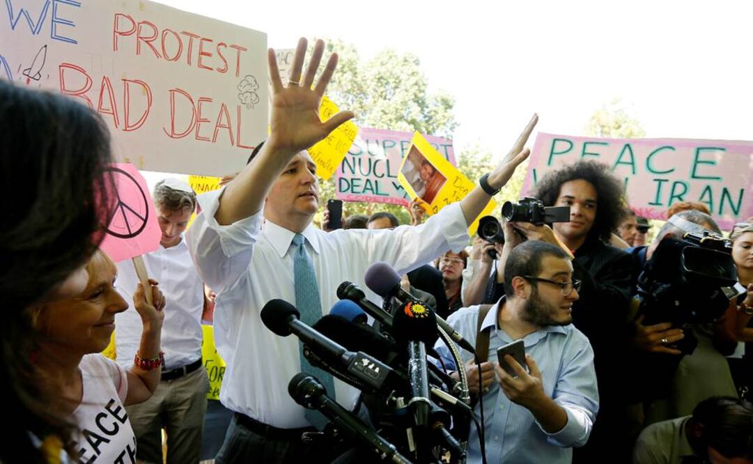 El aspirante presidencial republicano Ted Cruz habla sobre el pacto nuclear alcanzado con Irán con  manifestantes del grupo activista Código Rosa, que interrumpieron ayer el mitin del senador, cerca de la Casa  Blanca  Foto: Reuters
