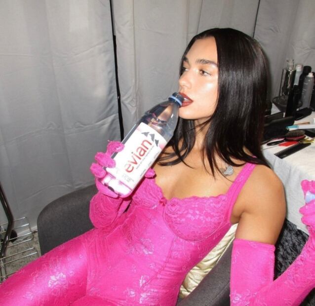 Zendaya causa furor en catsuit con transparencias Valentino