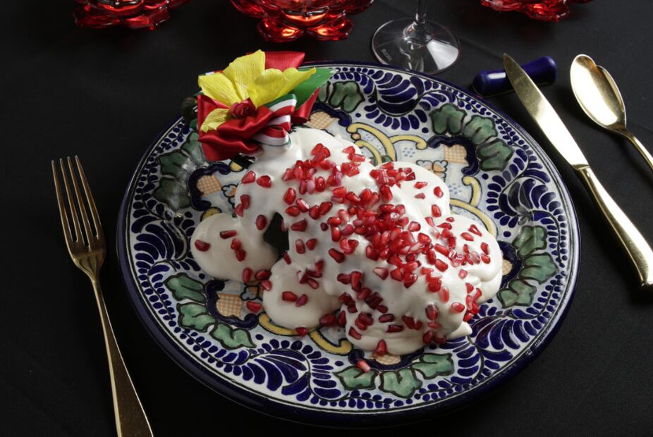 El chef Zurita presenta 3 opciones de chiles y 5 nogadas. Foto: cortesía Azulísimo