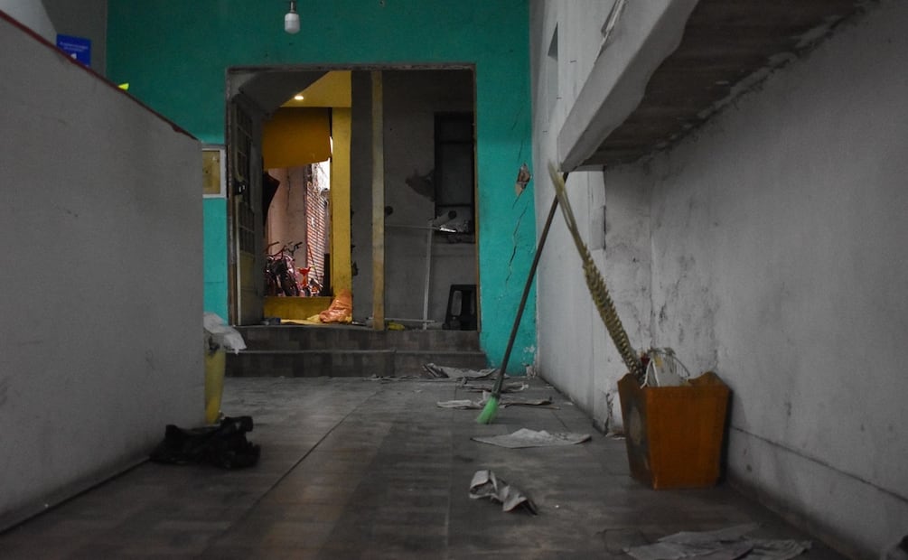 En el número 959 de avenida Revolución se evacuó un edificio que presentó afectaciones graves como consecuencia de los sismos que se han registrado en los últimos días. Fotos: Abril Angulo / EL UNIVERSAL