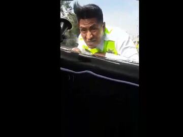 Se lleva a policía de corbata... y lo graba en video